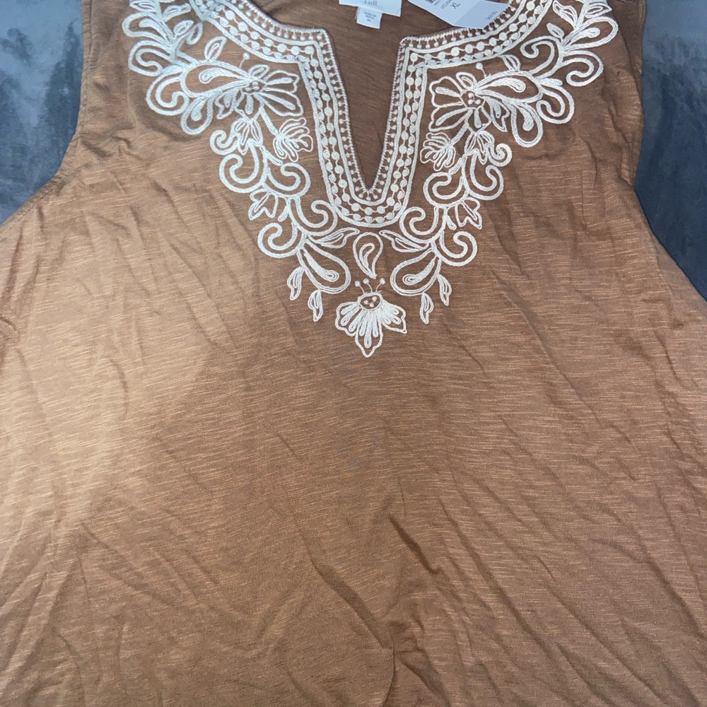 Embroidered Tank - Picture 2 of 3